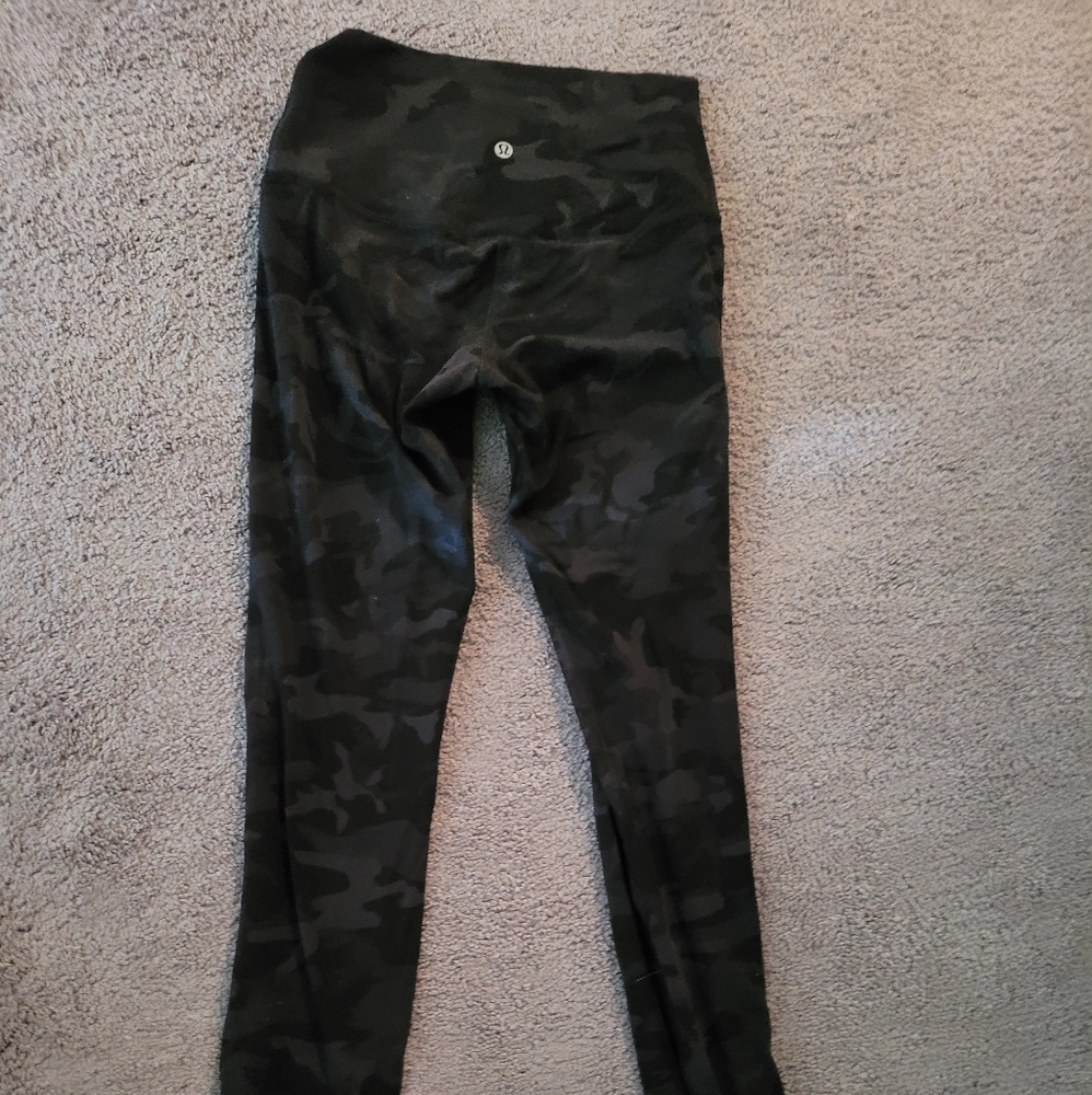 Lulu Lemon Cameo leggings size 8 LIKE NEW